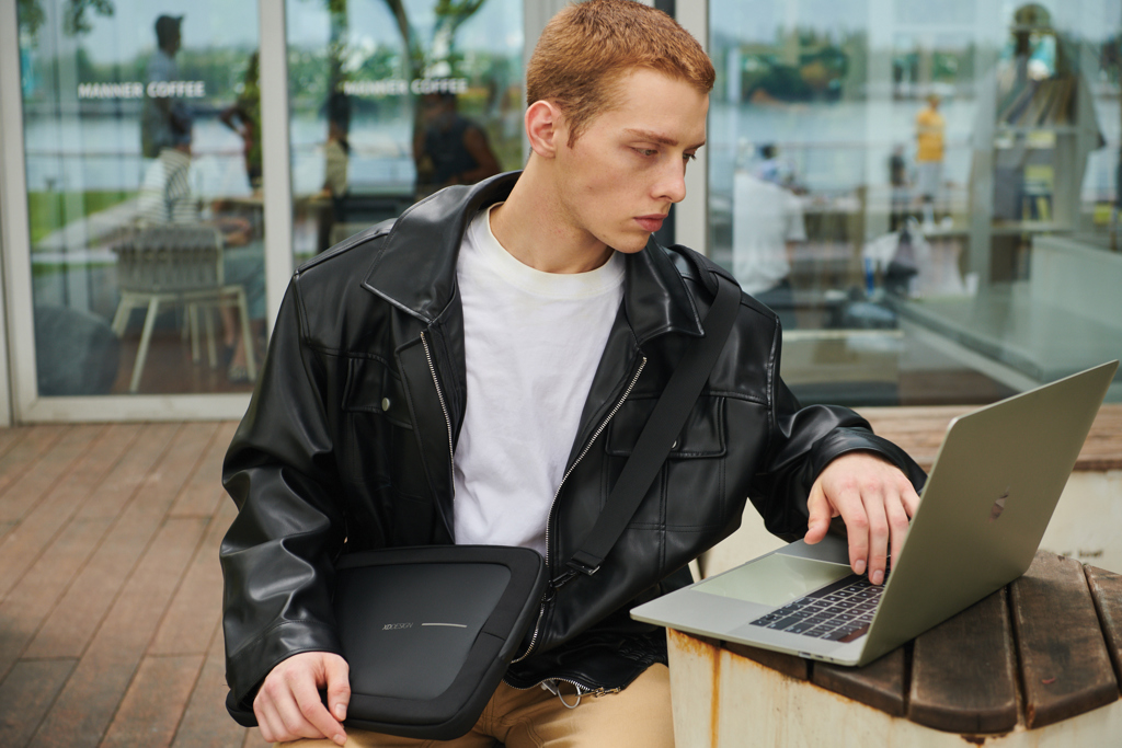 Taška na 16" notebook XD Design - černá Taška na 16" notebook XD Design - černá