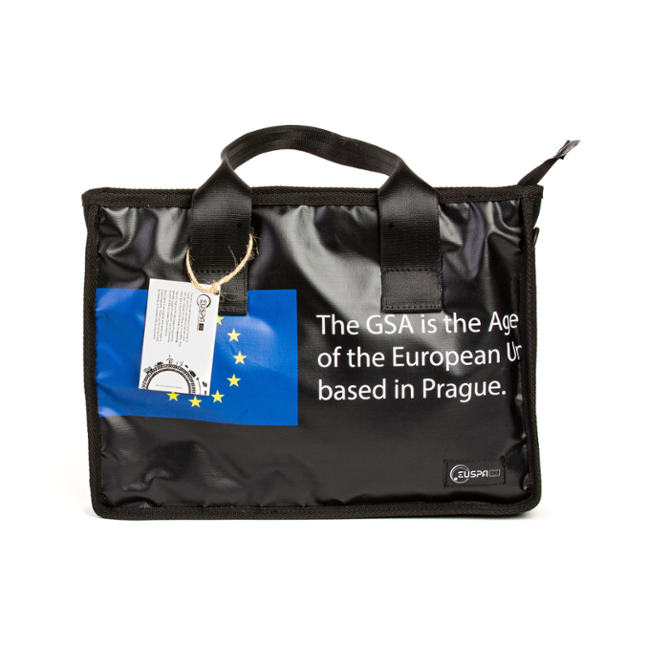 Taška na notebook EUSPA z banneru - pestrobarevná Taška na notebook EUSPA z banneru - pestrobarevná