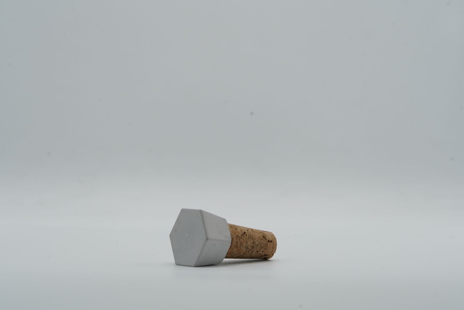 Betonový uzávěr na víno ve vlastním tvaru