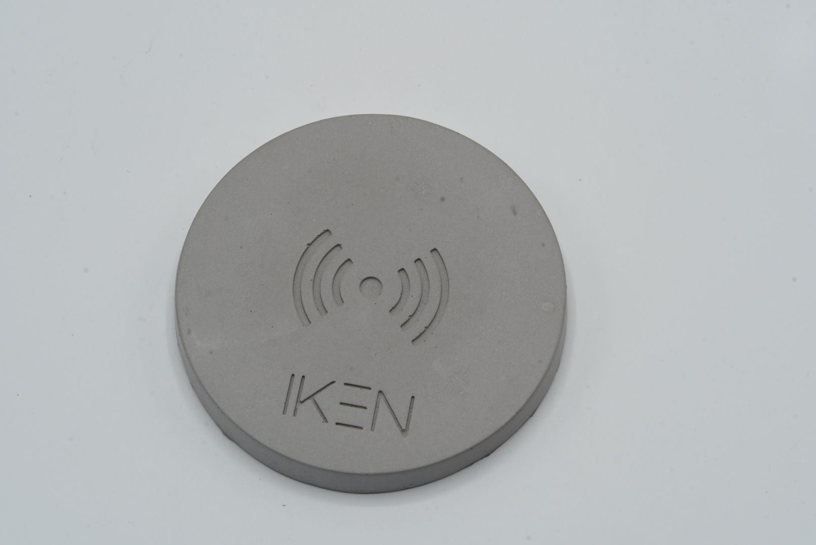 Betonová bezdrátová nabíječka ve vlastním provedení (15 W, USB-C)