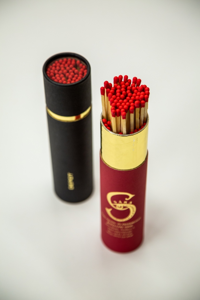 Dlouhé zápalky v papírovém tubusu s proužkem - vícebarevná