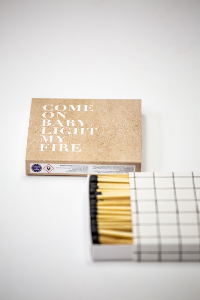 Dlouhé zápalky v ploché široké krabičce - vícebarevná