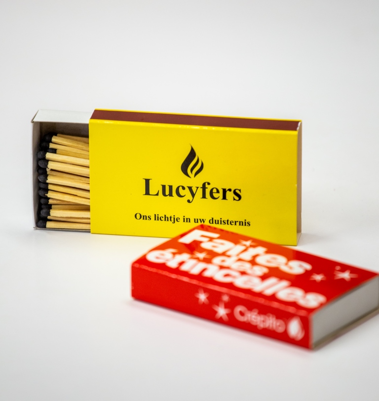 Dlouhé zápalky v úzké ploché papírové krabičce - vícebarevná