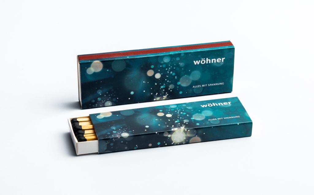 Dlouhé zápalky v nízké úzké papírové krabičce - vícebarevná