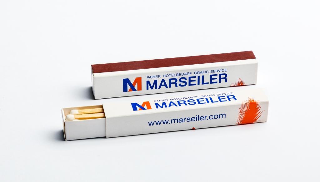 Dlouhé zápalky v papírové krabičce čtvercového průřezu - vícebarevná