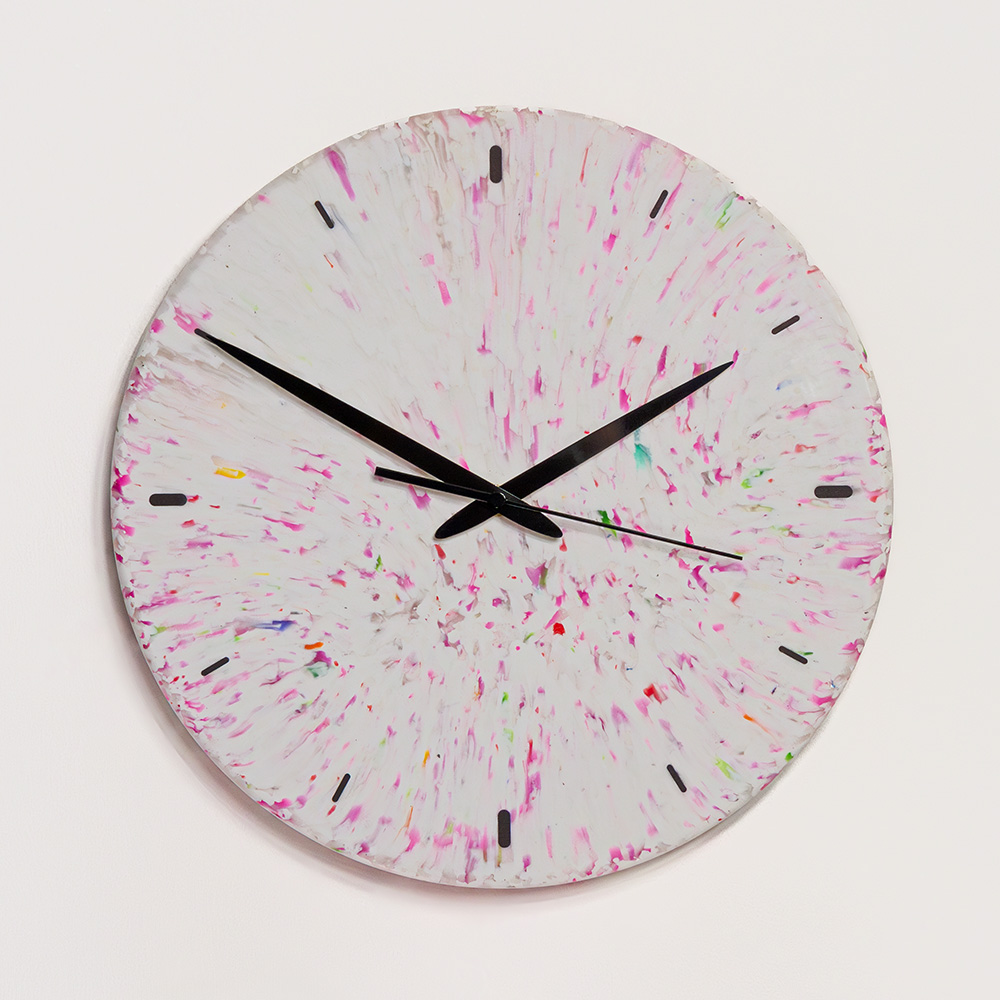 Nástěnné hodiny z recyklovaného plastu