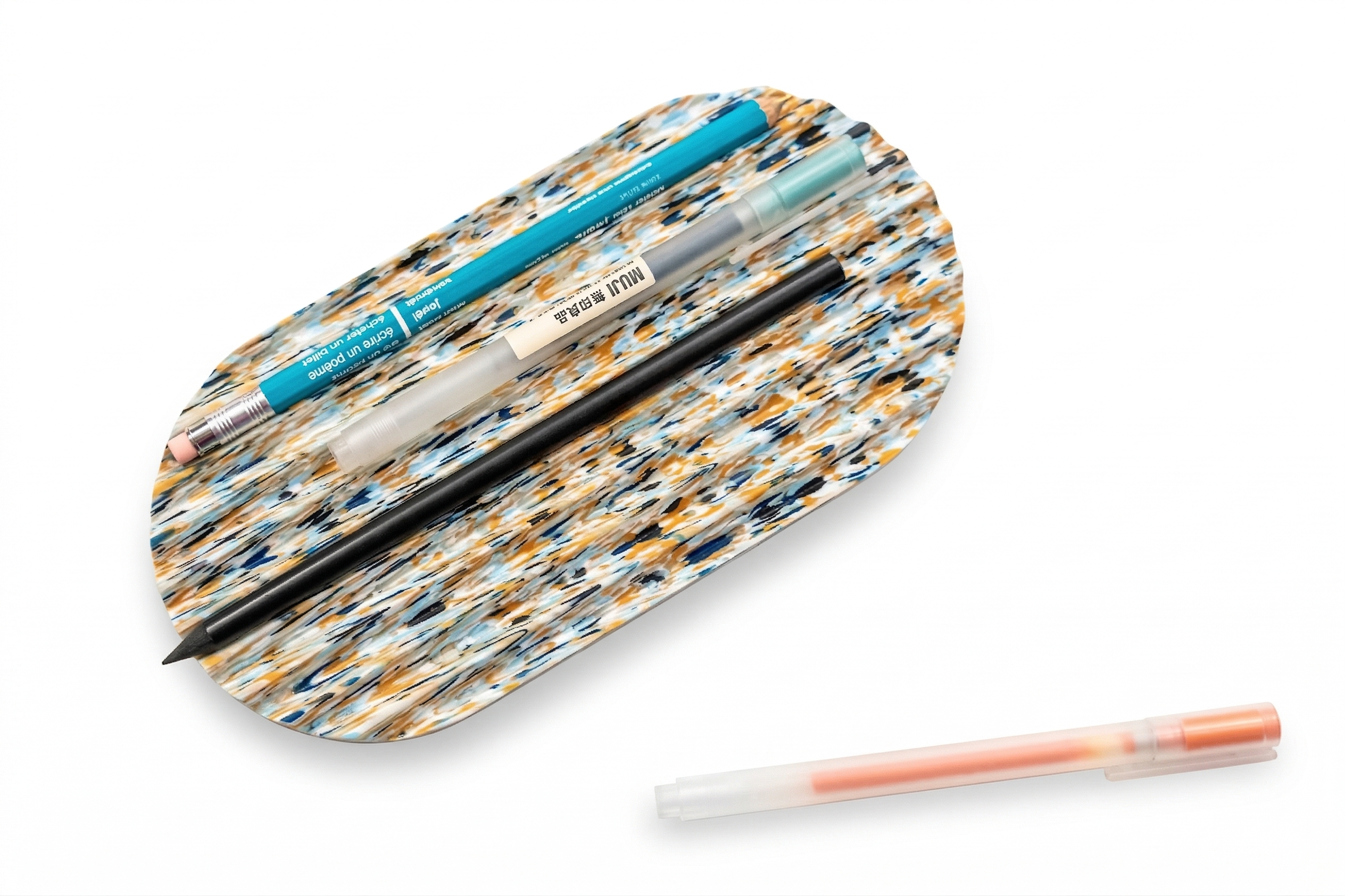 Parkoviště na tužky z recyklovaného plastu