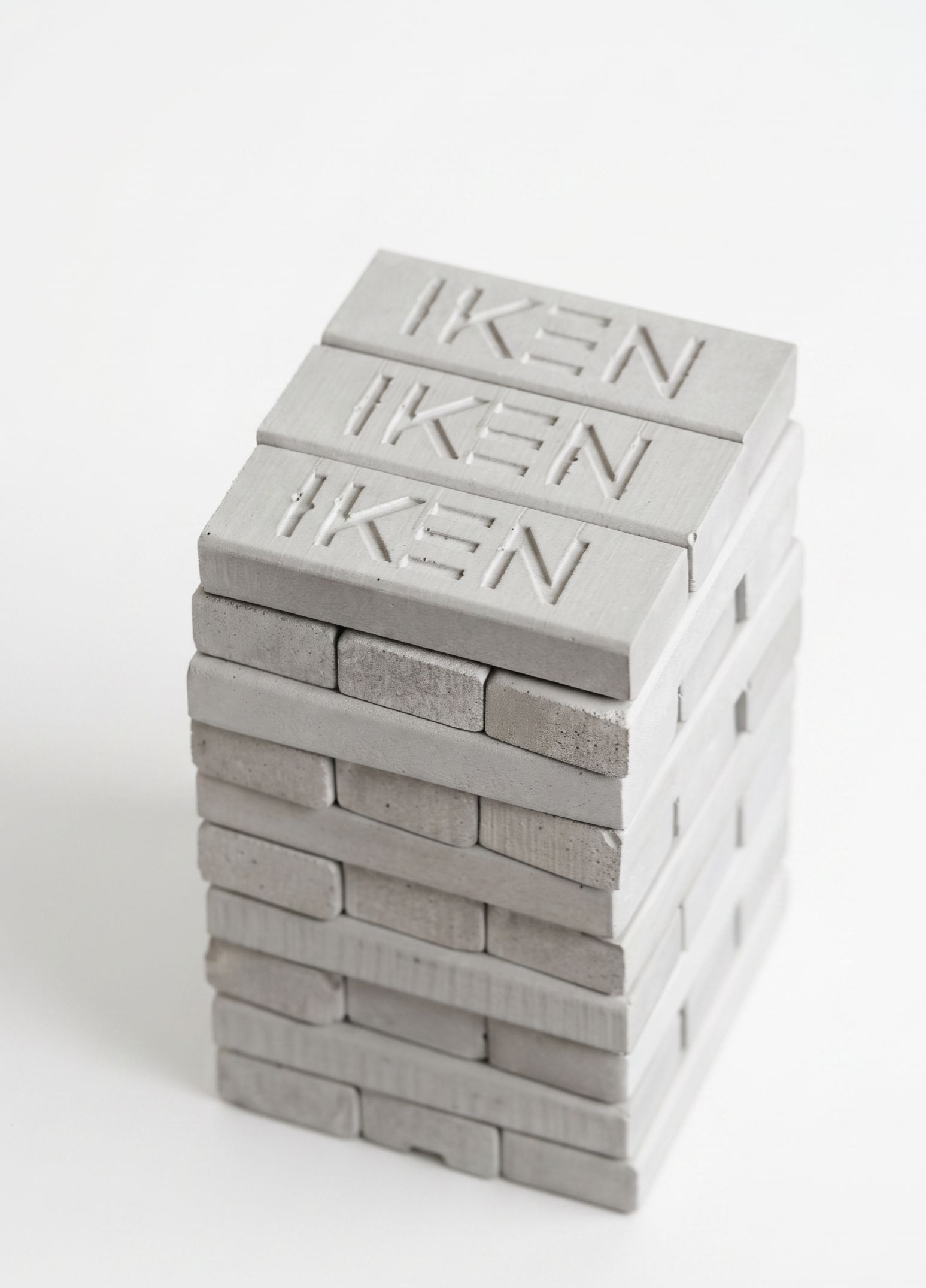 Betonová jenga věž s logem na každém dílku